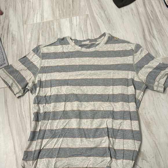 Men’s S Lululemon tee - Picture 3 of 3